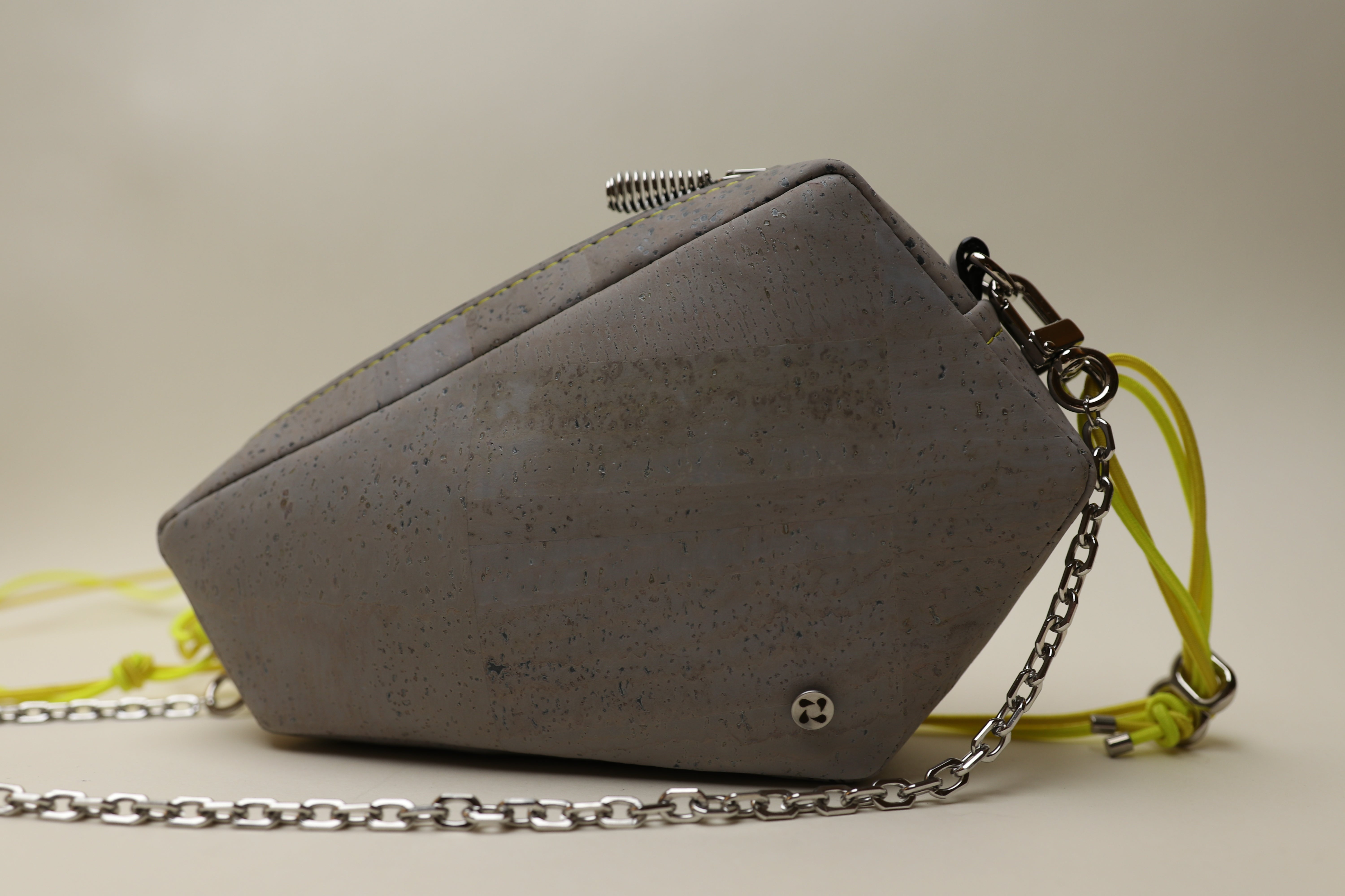 ★OY★DIAGONAL LINE ZIPPER MINI CROSS BAG-KHAKI★正規品/人気 Amazon | [OY] オーワイ 2023SS☆ダイアゴナルラインジッパー
